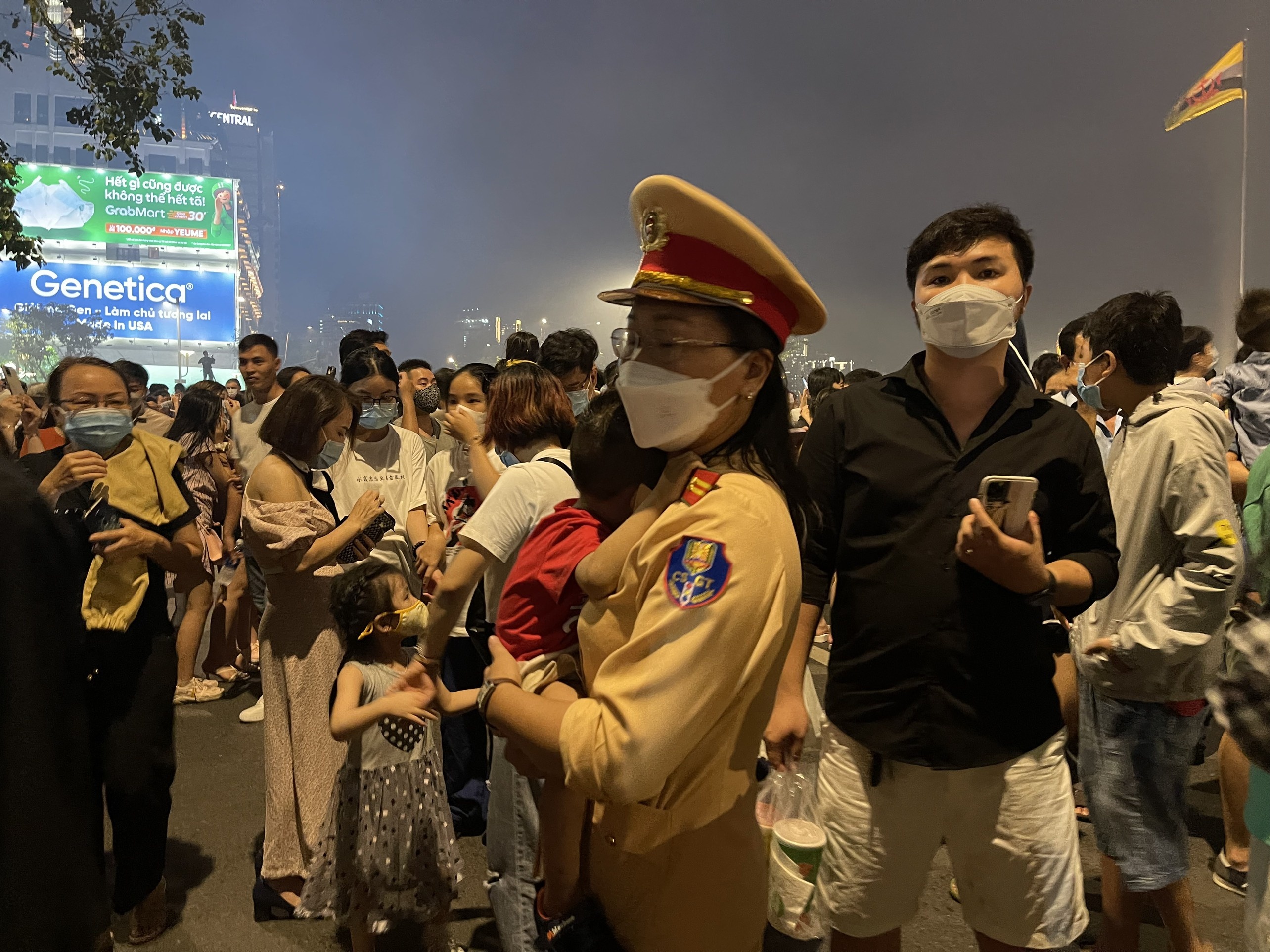 CSGT TP.HCM tim thay be trai 2 tuoi lac me anh 1