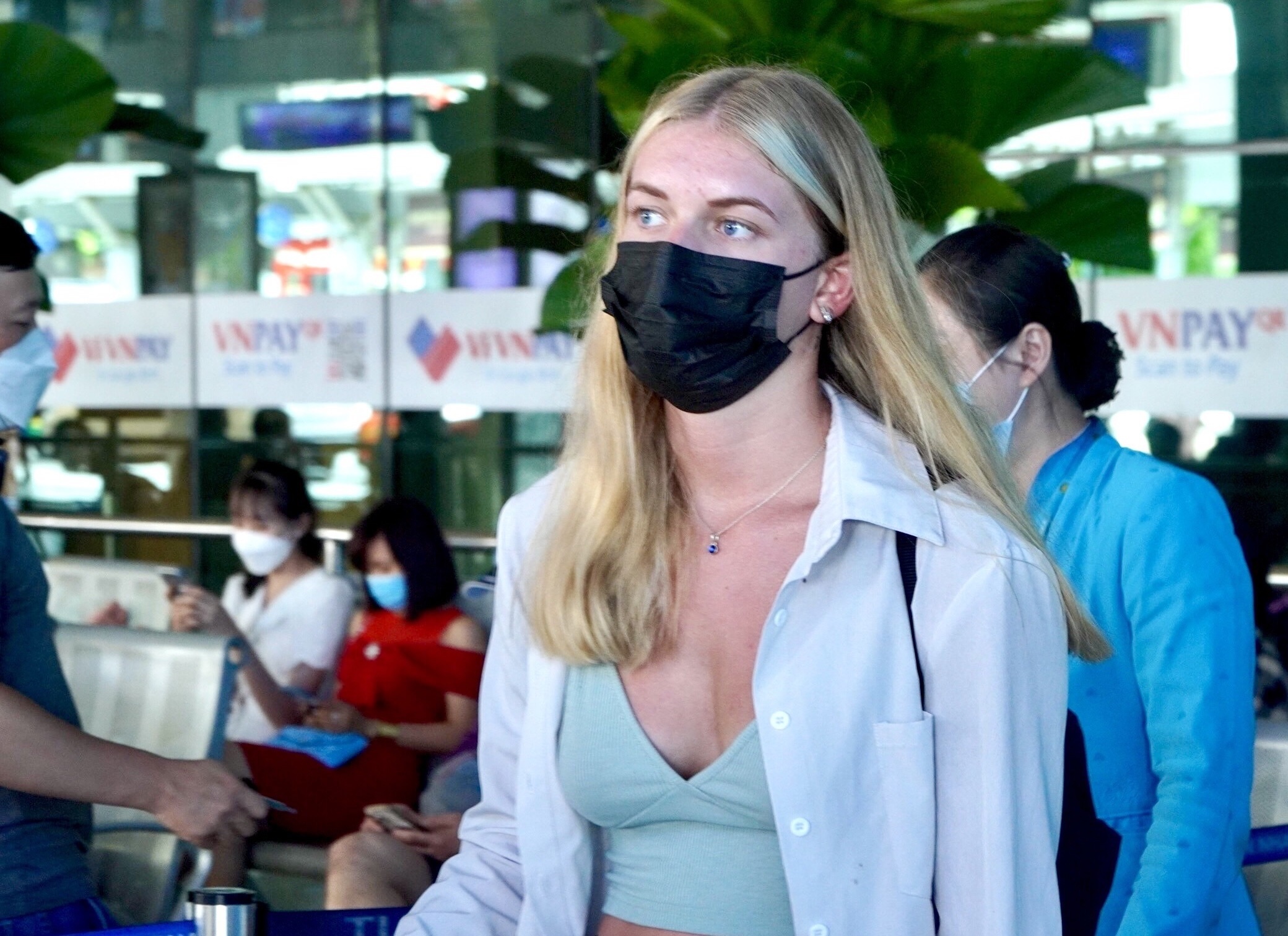 Hon 40.000 khach ha canh Tan Son Nhat ket thuc ky nghi som hinh anh