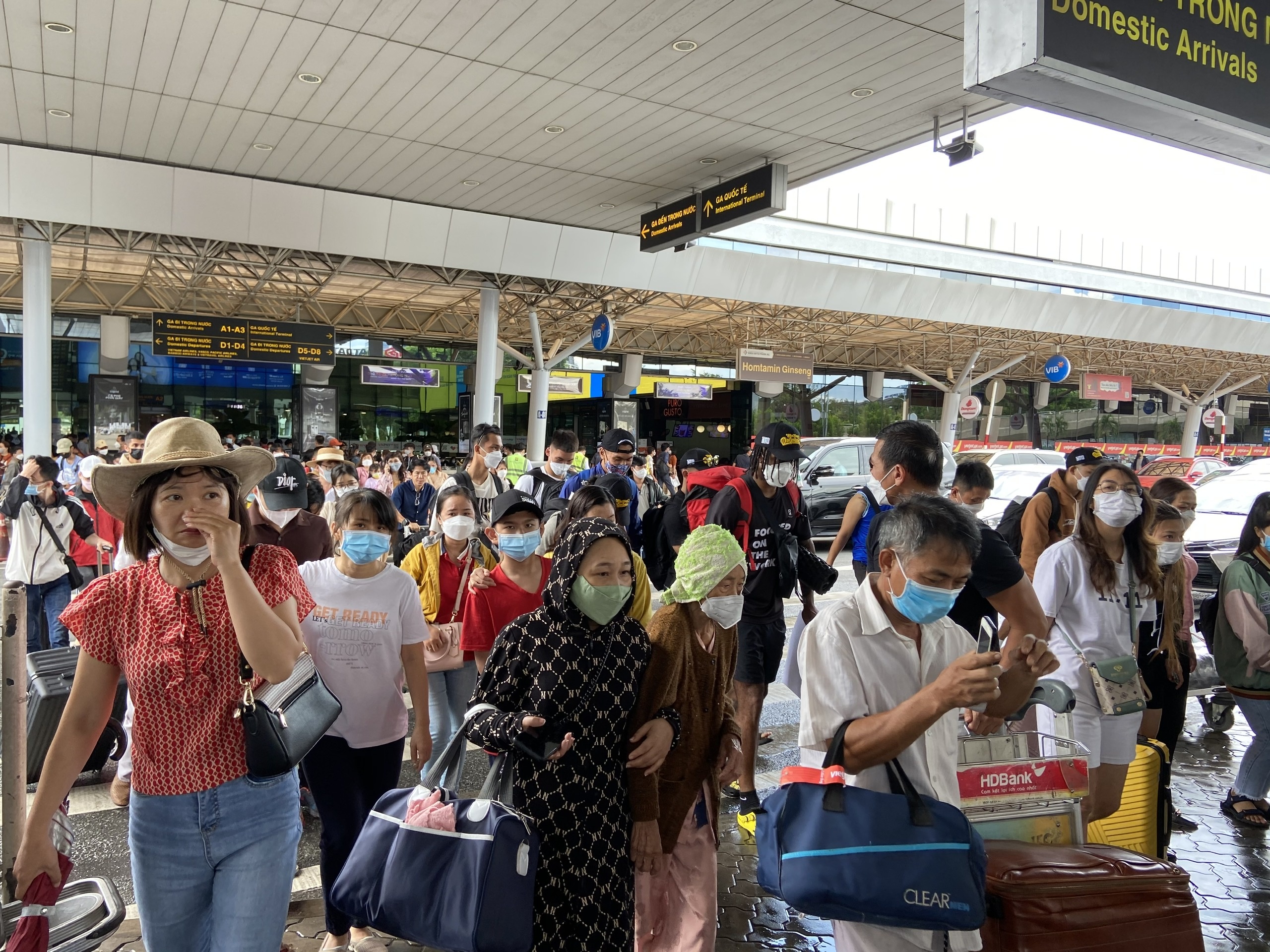 Hon 40 nghin khach ha canh Tan Son Nhat ket thuc ky nghi som anh 3