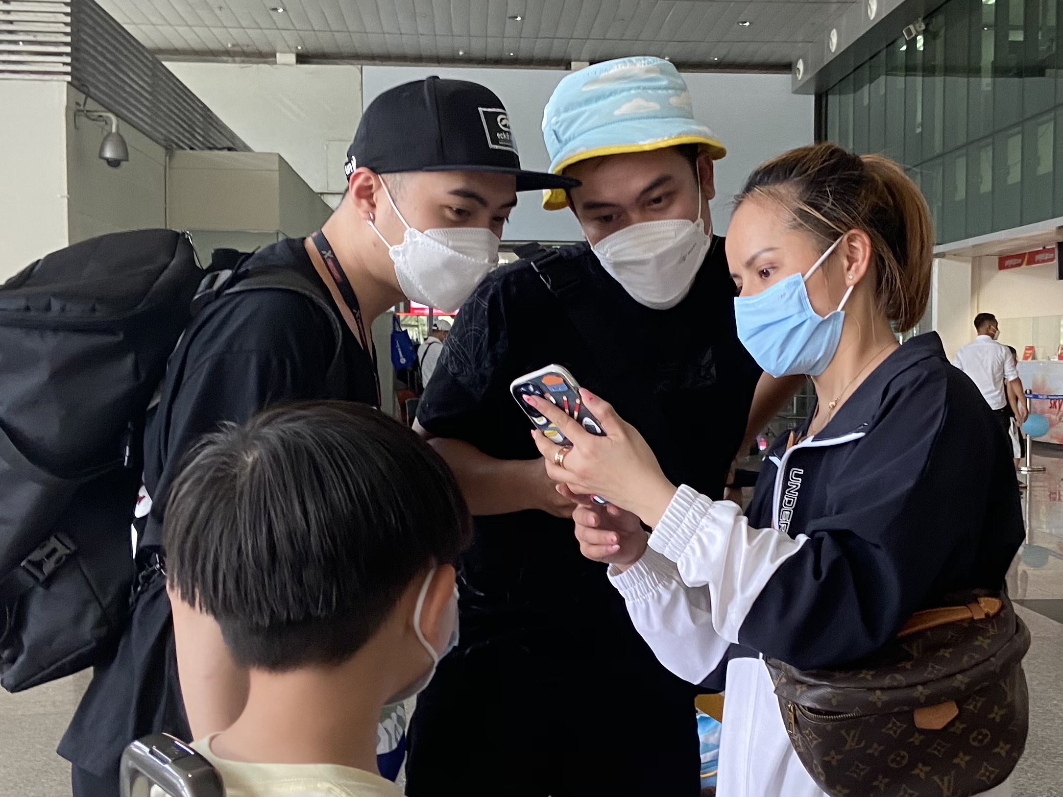 Khach qua Tan Son Nhat tang dot bien hon 100.000 luot o ngay le cuoi anh 4