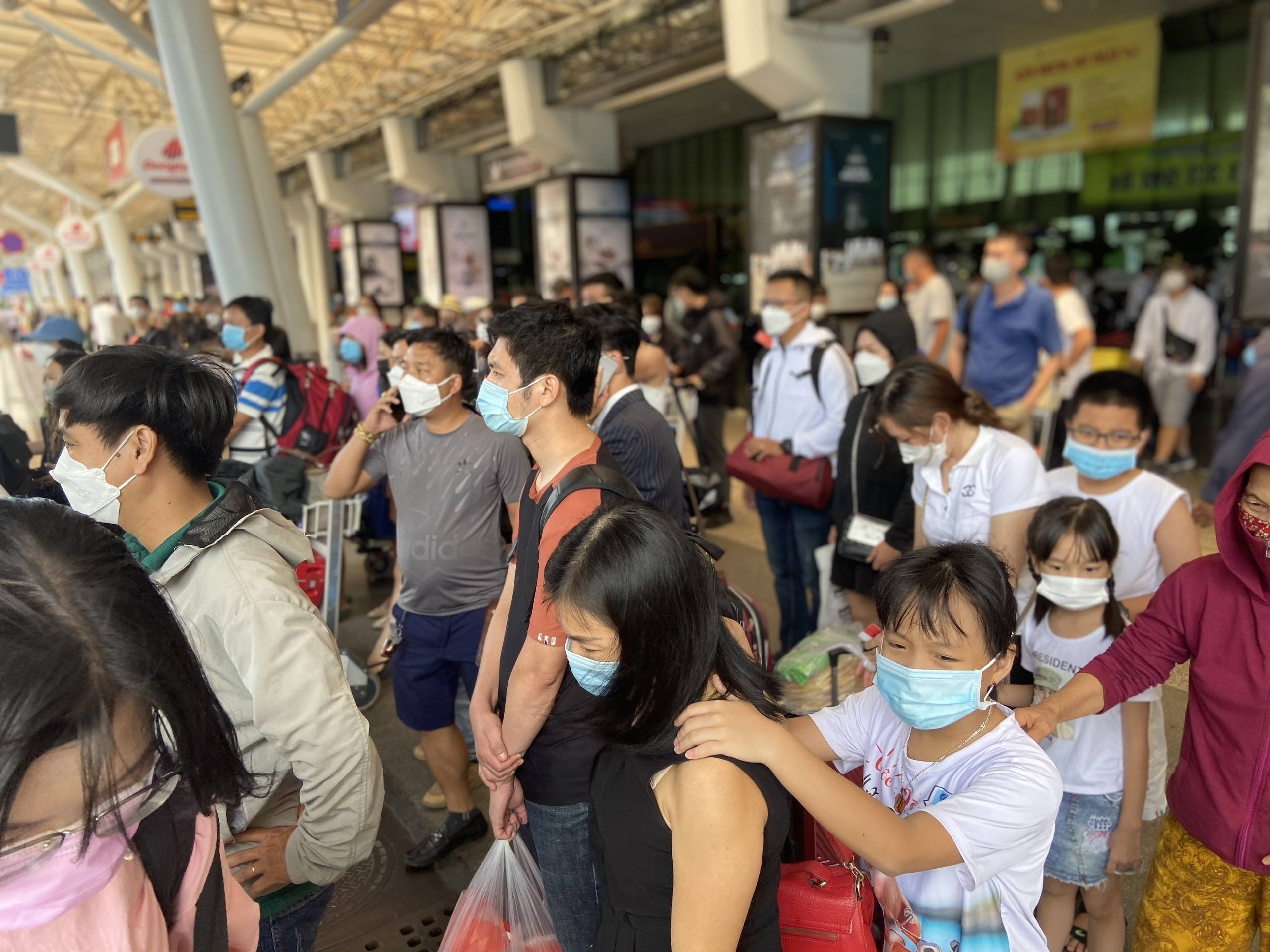 Khach qua Tan Son Nhat tang dot bien hon 100.000 luot o ngay le cuoi anh 1