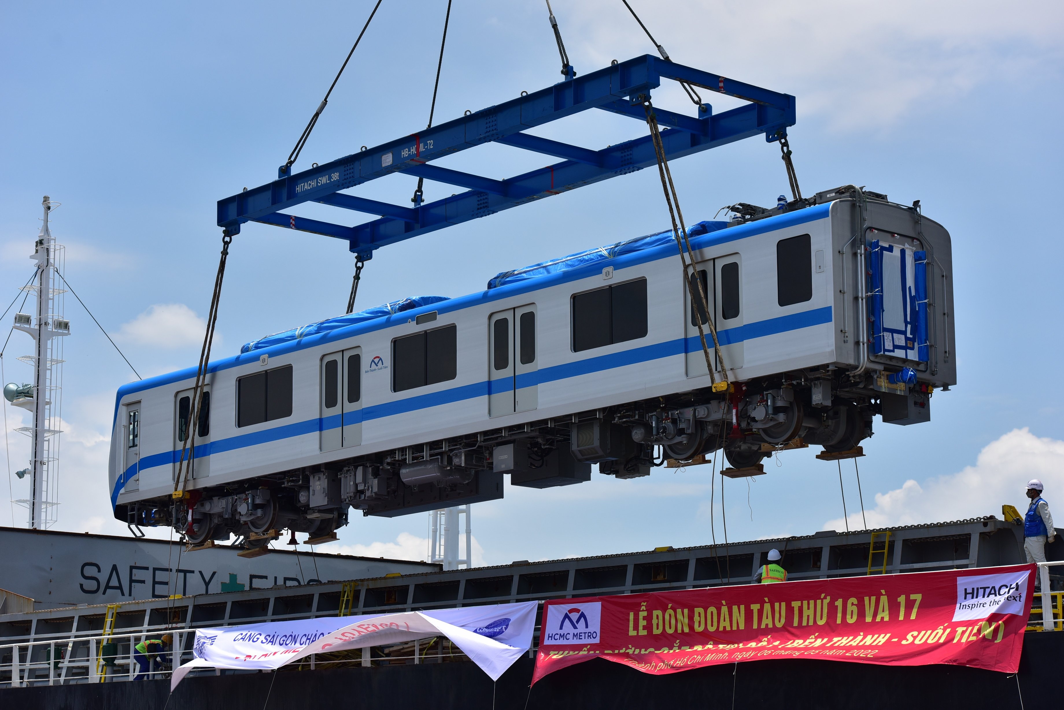 Hoan tat nhap khau 51 toa tau tuyen metro Ben Thanh - Suoi Tien hinh anh