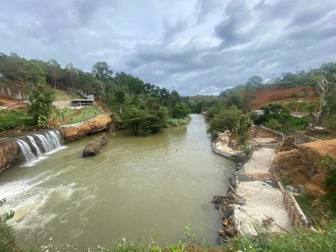 Xu phat nguoi dan ong de doa 'cho dut di canh tay' nha bao anh 1