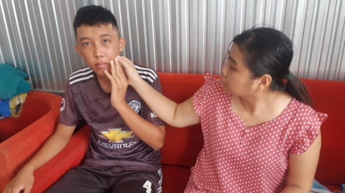 Hoc sinh lop 9 bi bao ve truong danh gay xuong ham anh 4