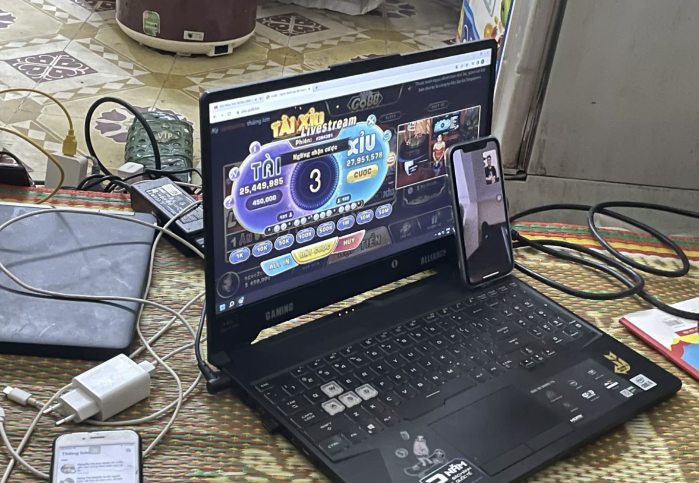 Danh bac online, cam bay ao mat tien that ngoai doi hinh anh