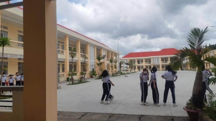 Hoc sinh lop 9 bi bao ve truong danh gay xuong ham anh 6