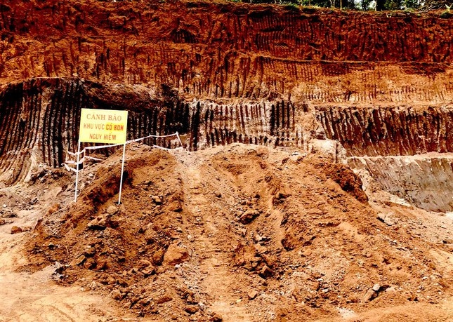 San ui mat bang, nguoi dan ong ta hoa phat hien bom 'khung' hinh anh