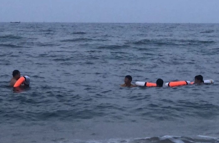 2 du khach chet duoi khi tam bien tai Mui Ne hinh anh