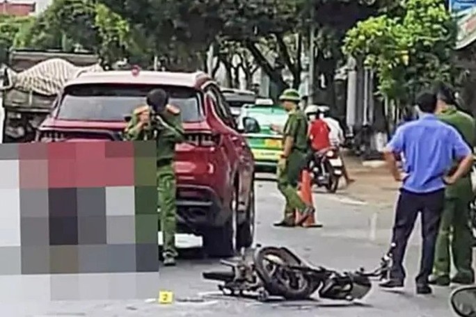 Chua co bang, nu tai xe vua lai xe vua livestream khien mot nguoi chet hinh anh