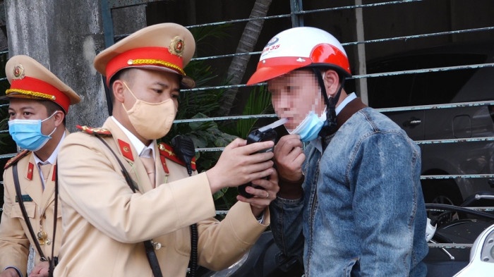 De xuat vua bo tu,  vua phat tien tai xe tai vi pham nong do con anh 2