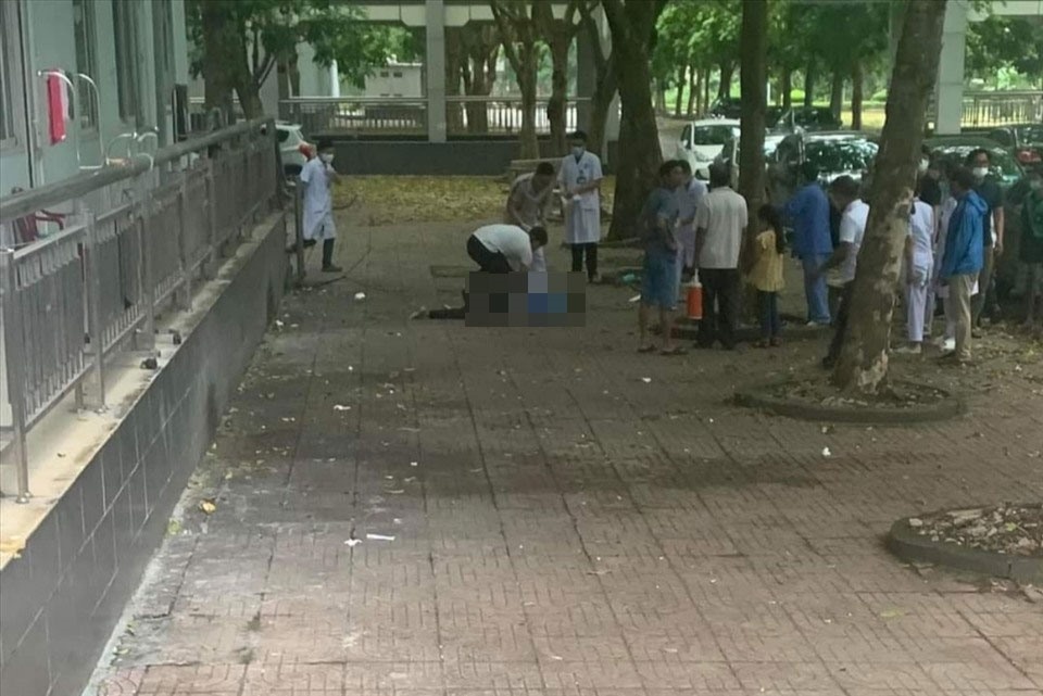 Mot benh nhan o Ninh Binh roi tu tang 4 xuong dat tu vong hinh anh