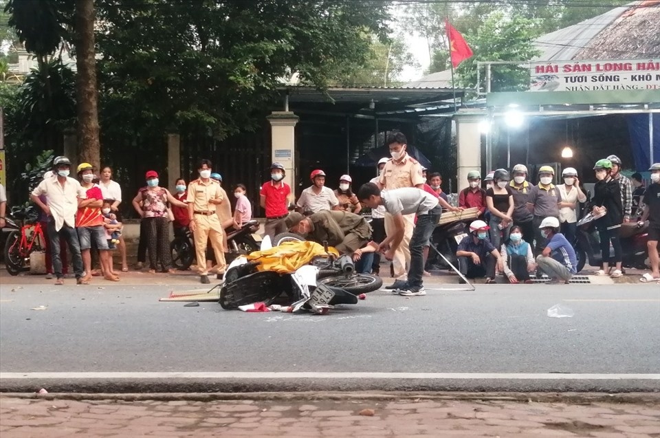 Xe may va cham voi xe tai, mot co gai tu vong hinh anh