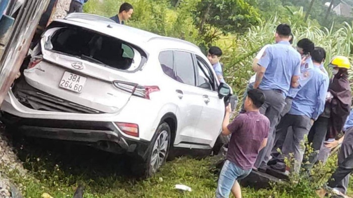 5 nguoi ngoi trong oto thoat nan khi bi tau hoa tong xuong ruong hinh anh