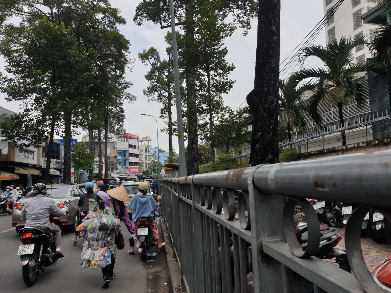 TP.HCM dẹp rào chắn của bãi xe chiếm vỉa hè quanh bệnh viện Chợ Rẫy ảnh 2 TP.HCM dep rao chan cua bai xe chiem via he quanh benh vien Cho Ray anh 2