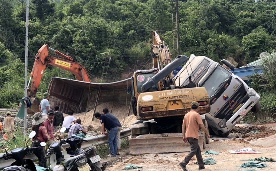 Duong len Cua khau Quoc te La Lay bi un tac hinh anh