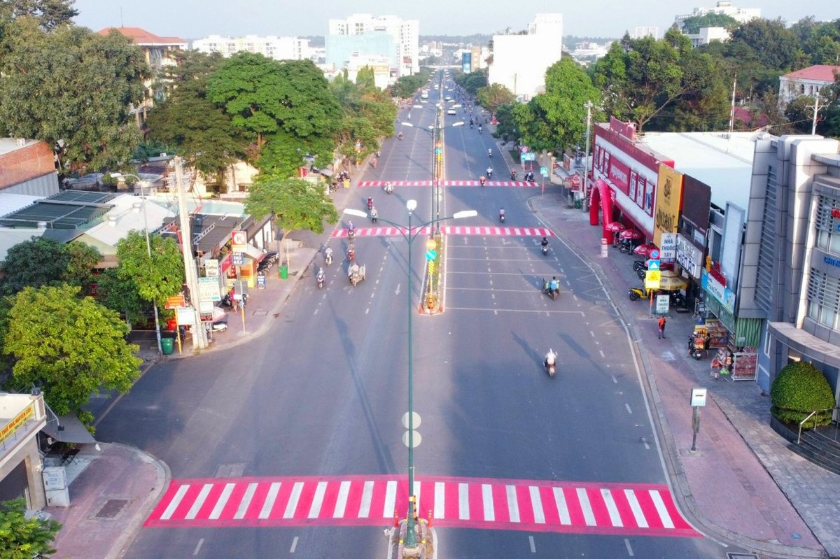 TP.HCM son phan quang mau do mat duong truoc 72 truong hoc hinh anh