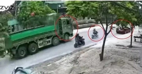 Mo cua xe khong quan sat lam nguoi di xe dap dien phia sau tu vong hinh anh