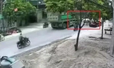 Mo cua xe khong quan sat lam phu nu di xe dap dien phia sau tu vong anh 1