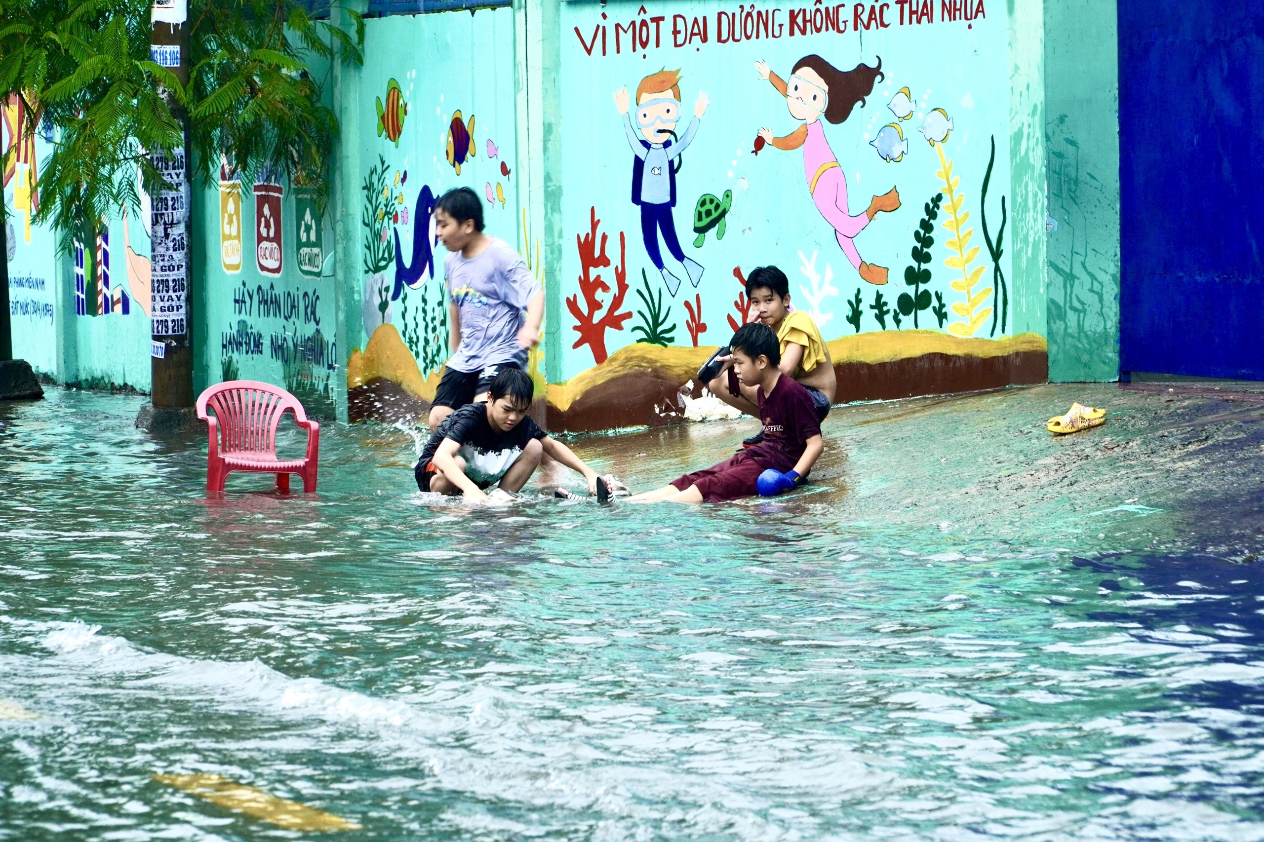 TP.HCM mua lon lam ngap nhieu tuyen duong anh 3