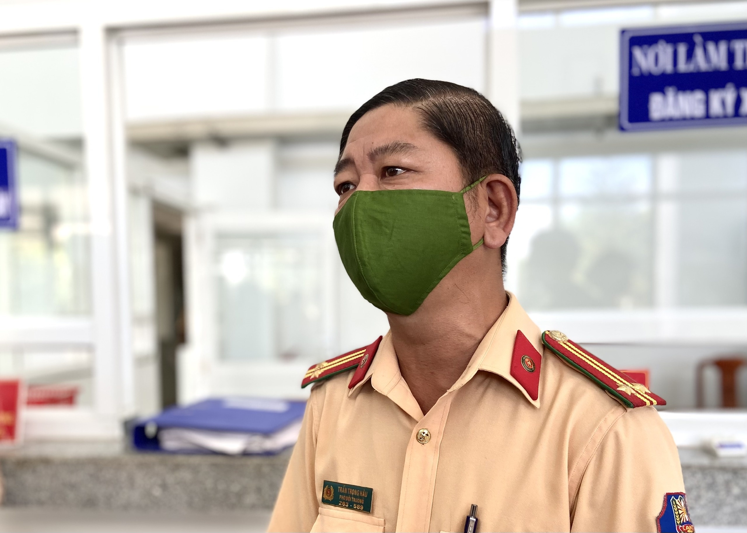 Nguoi dan TP.HCM bat ngo vi khong can di 20 km dang ky oto anh 3