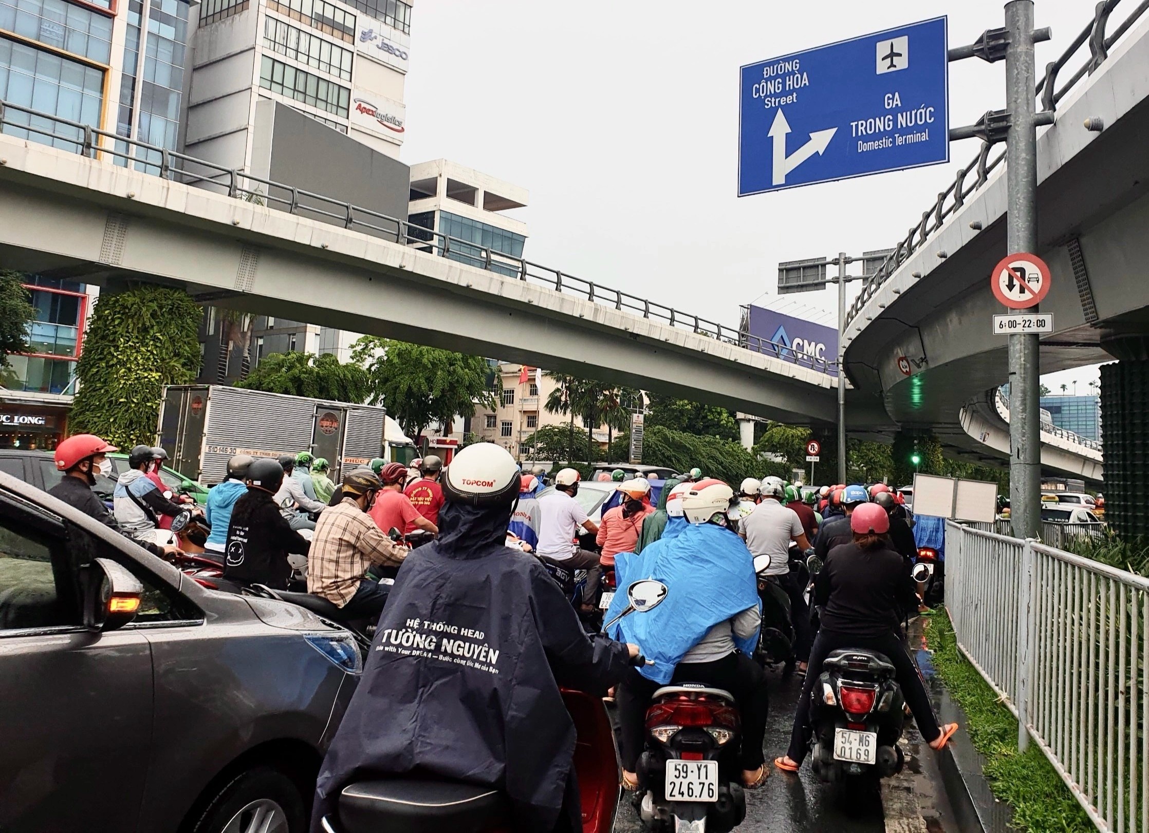 Phan mem thu phi loi khien dong xe vao Tan Son Nhat tac nghen hinh anh