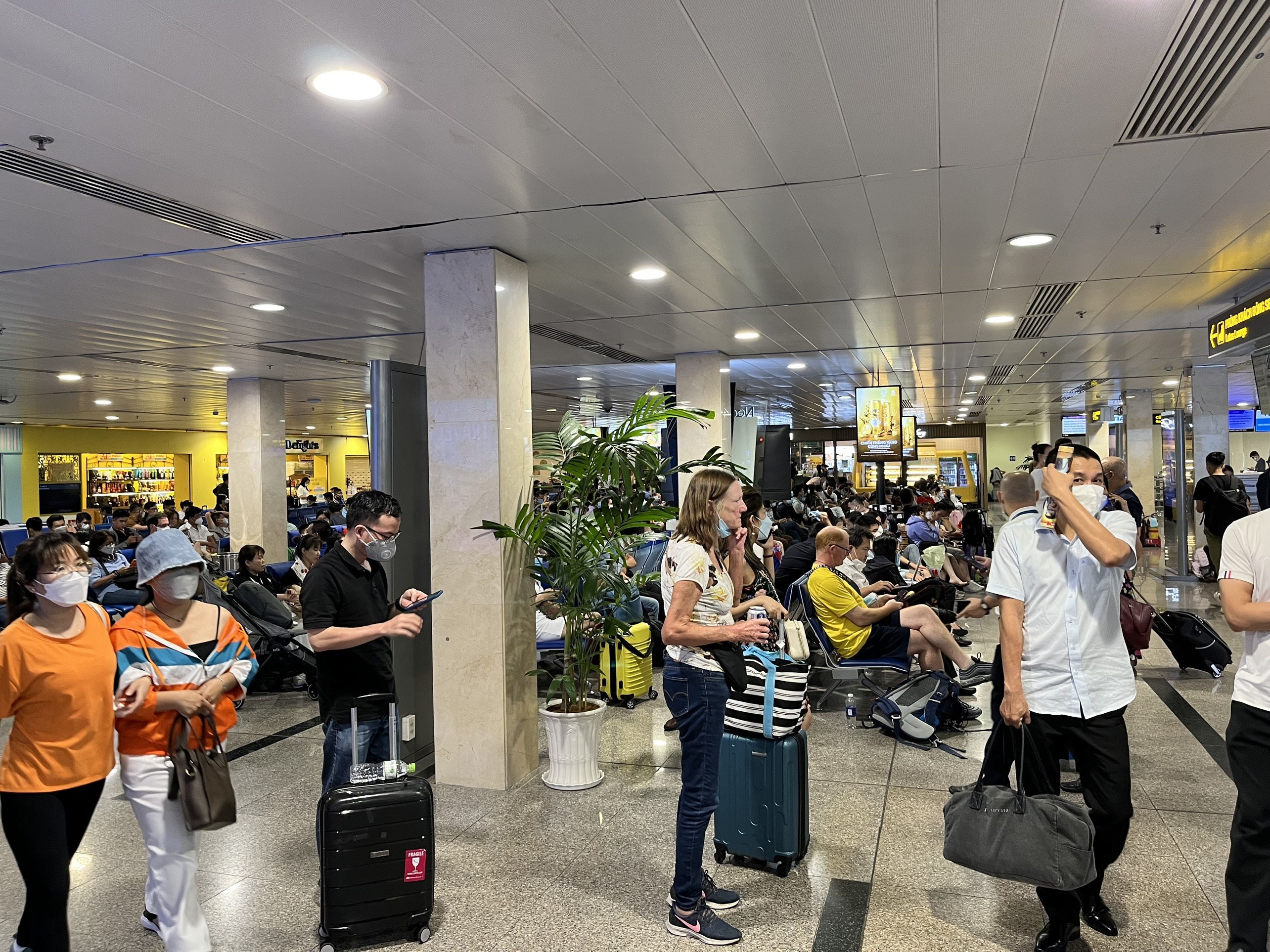 Khách bay Tân Sơn Nhất sốt ruột thấy hạ cánh xuống ở Đắk Lắk ảnh 2 Khach bay Tan Son Nhat sot ruot thay ha canh xuong o Dak Lak anh 2