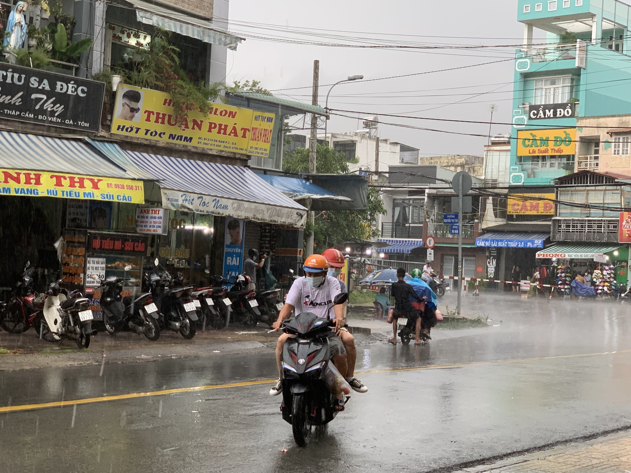 TP.HCM mua dong tu trua den toi anh 1