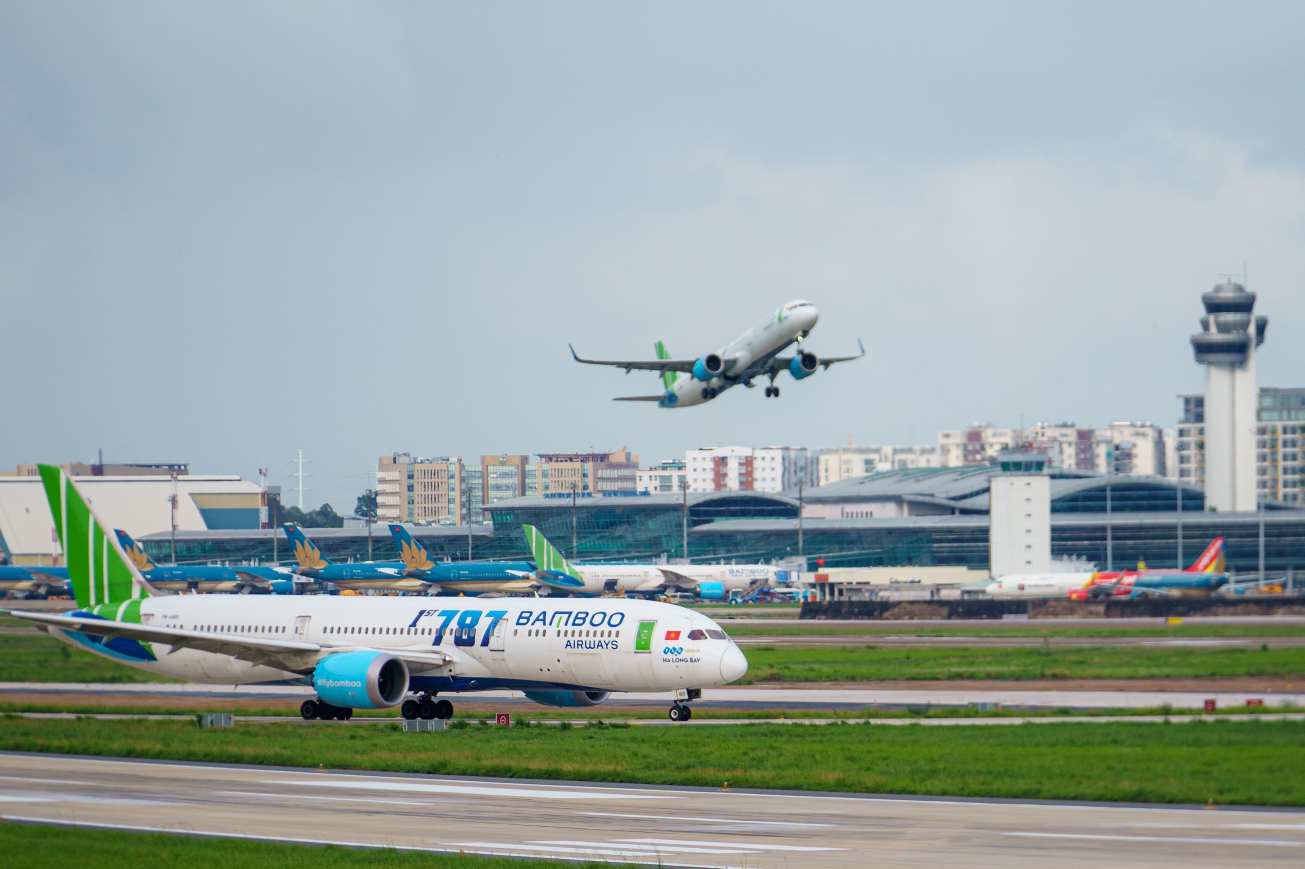 Dong gio khien may bay khong the dap xuong Tan Son Nhat hinh anh