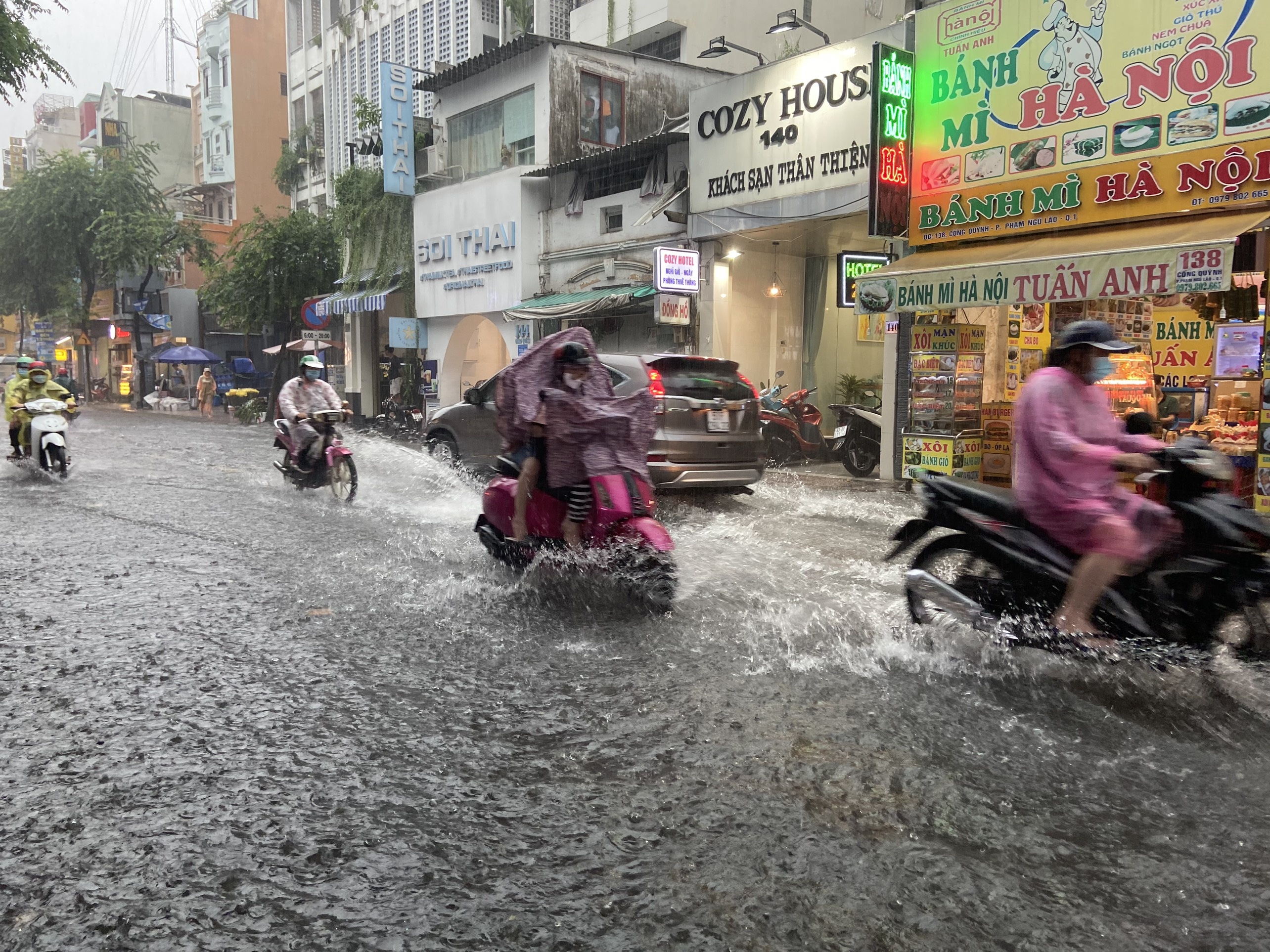 TP.HCM mua tam ta,  khu trung tam ngap nhu 'song' anh 1