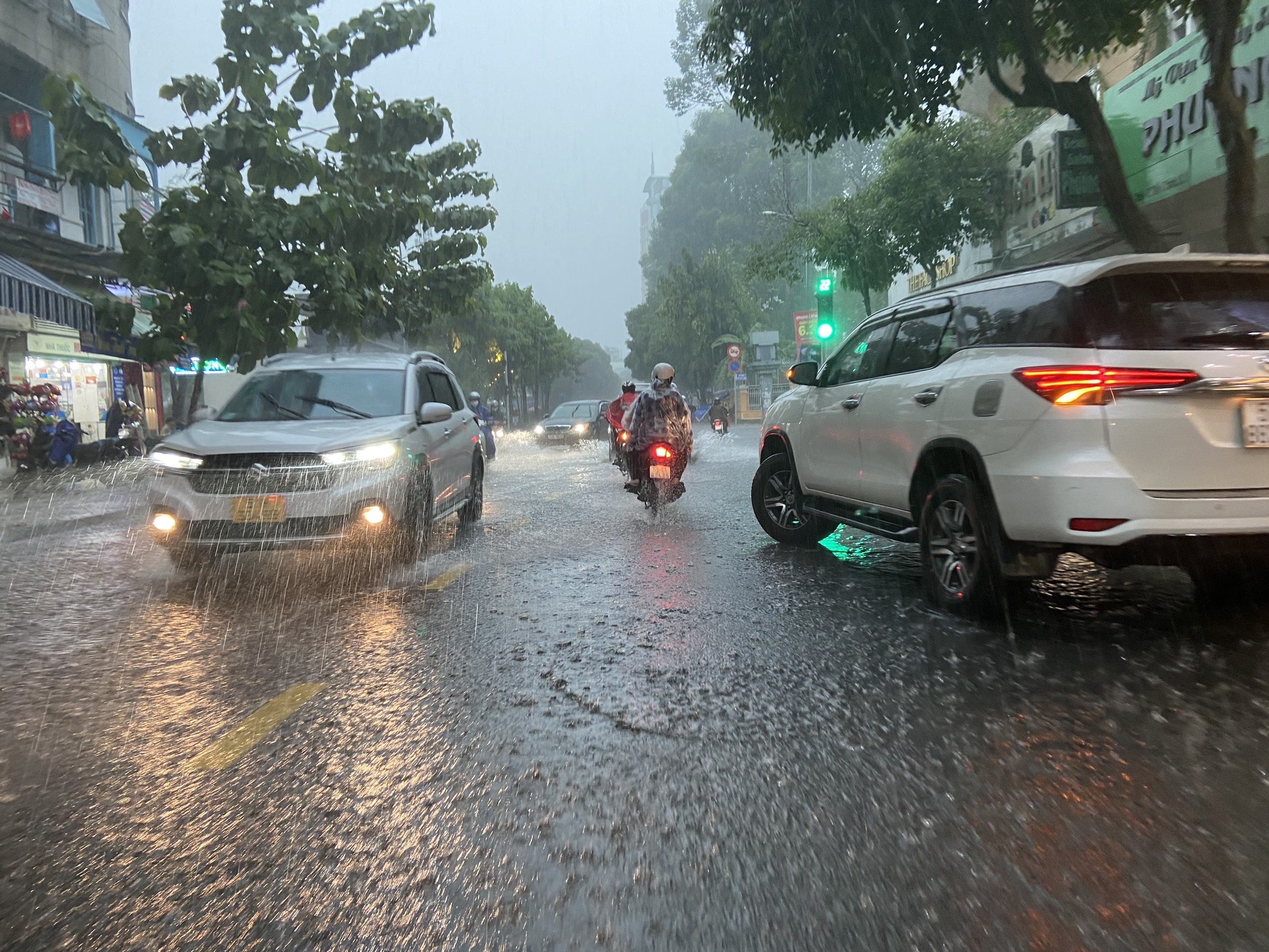 TP.HCM mua tam ta,  khu trung tam ngap nhu 'song' anh 2