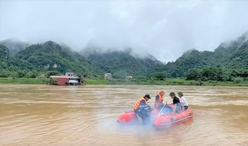 Tim thay thi the be trai bi duoi nuoc sau 3 ngay mat tich hinh anh