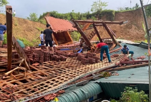 Sat lo dat gay sap nha, cap vo chong cung con trai may man thoat chet hinh anh