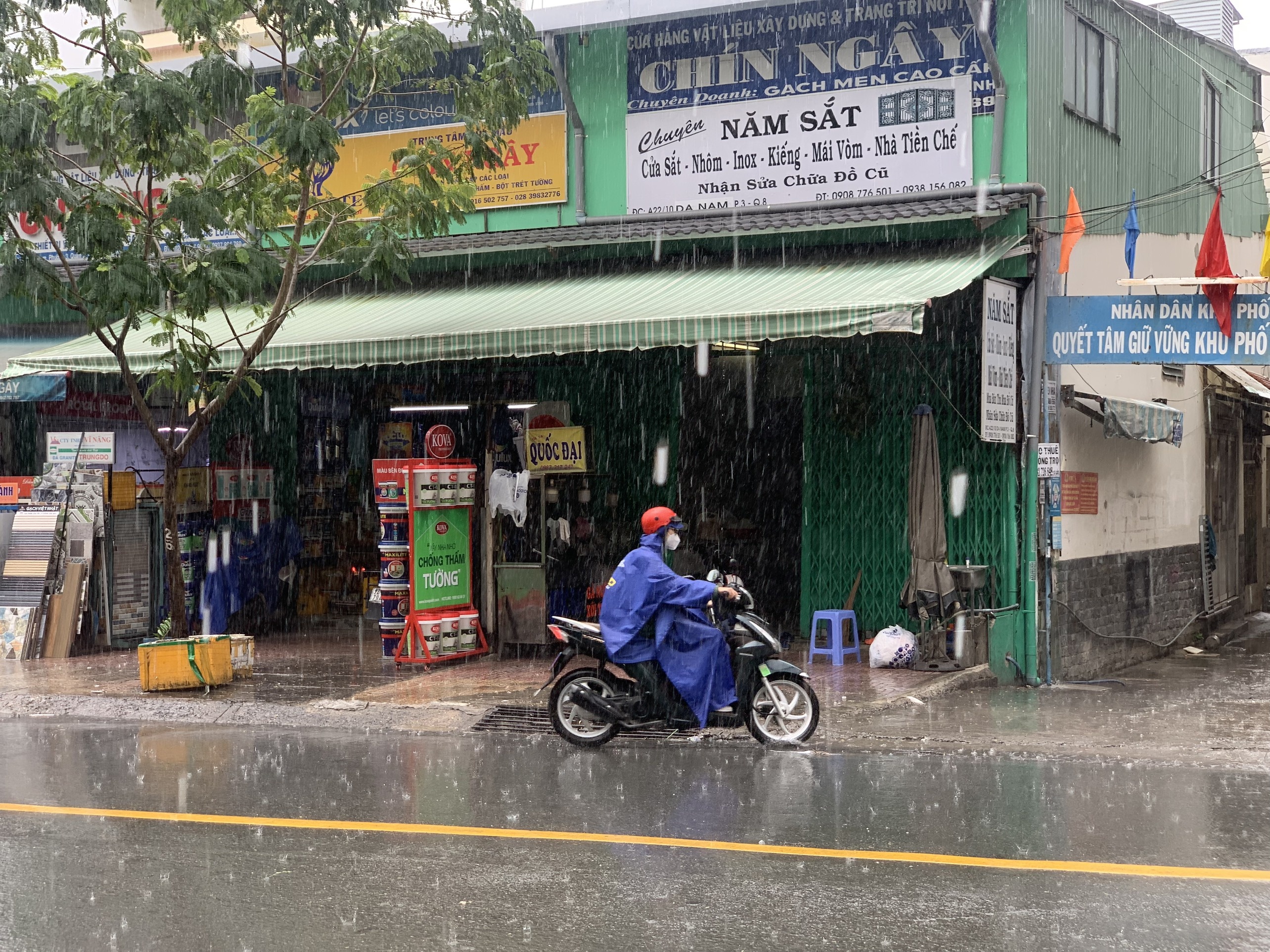 TP.HCM mua dong lon giua trua anh 1