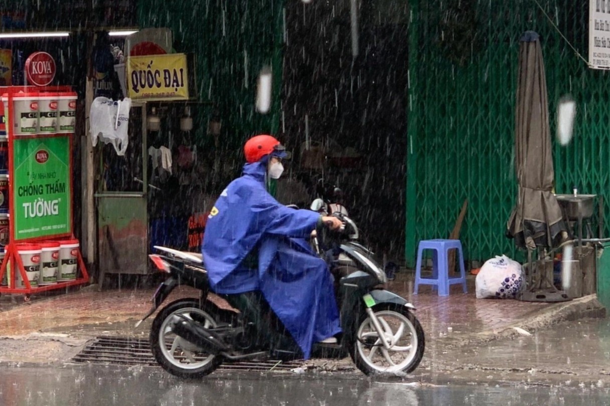 TP.HCM mua dong lon giua trua hinh anh