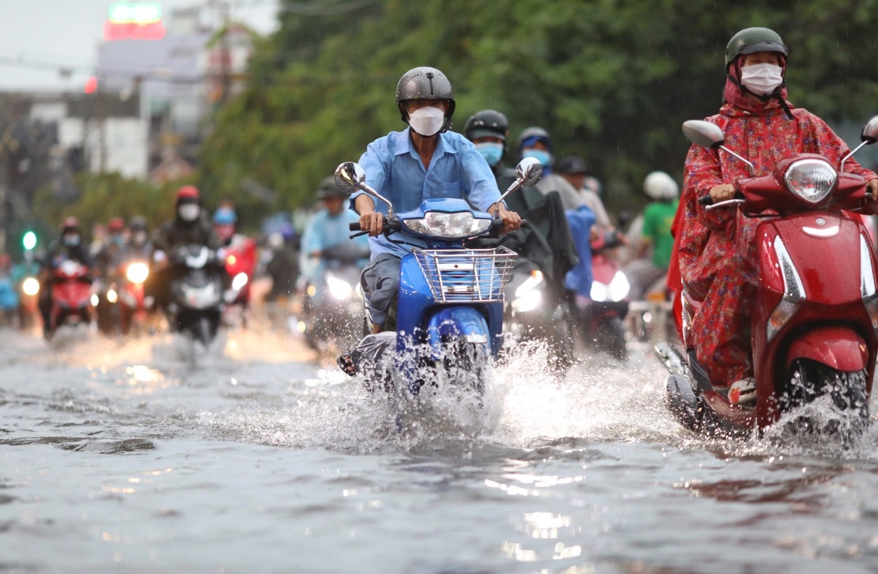 Tran mua lon nhat tinh tu dau mua o TP.HCM anh 2