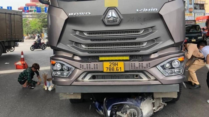 Nu tai xe xe may tu vong thuong tam duoi gam xe tai hinh anh