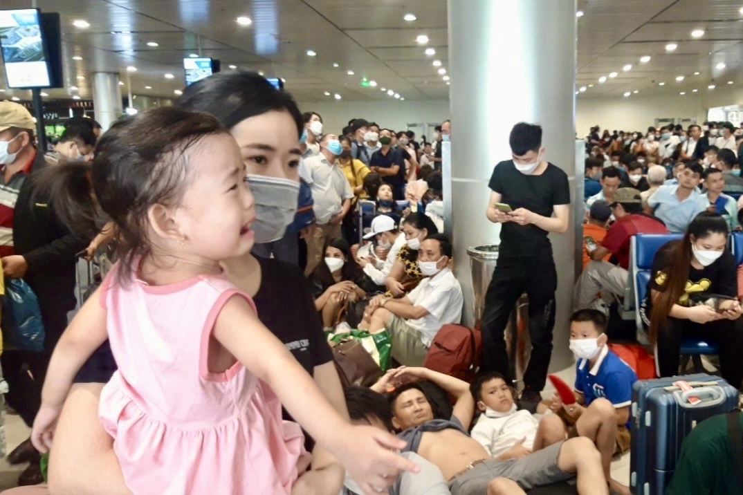 Khach van la liet o Tan Son Nhat sau nhieu gio doi bay hinh anh