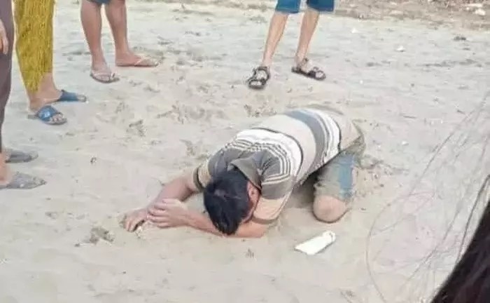 Nguoi cha khoc ngat chung kien 2 con bi duoi nuoc hinh anh