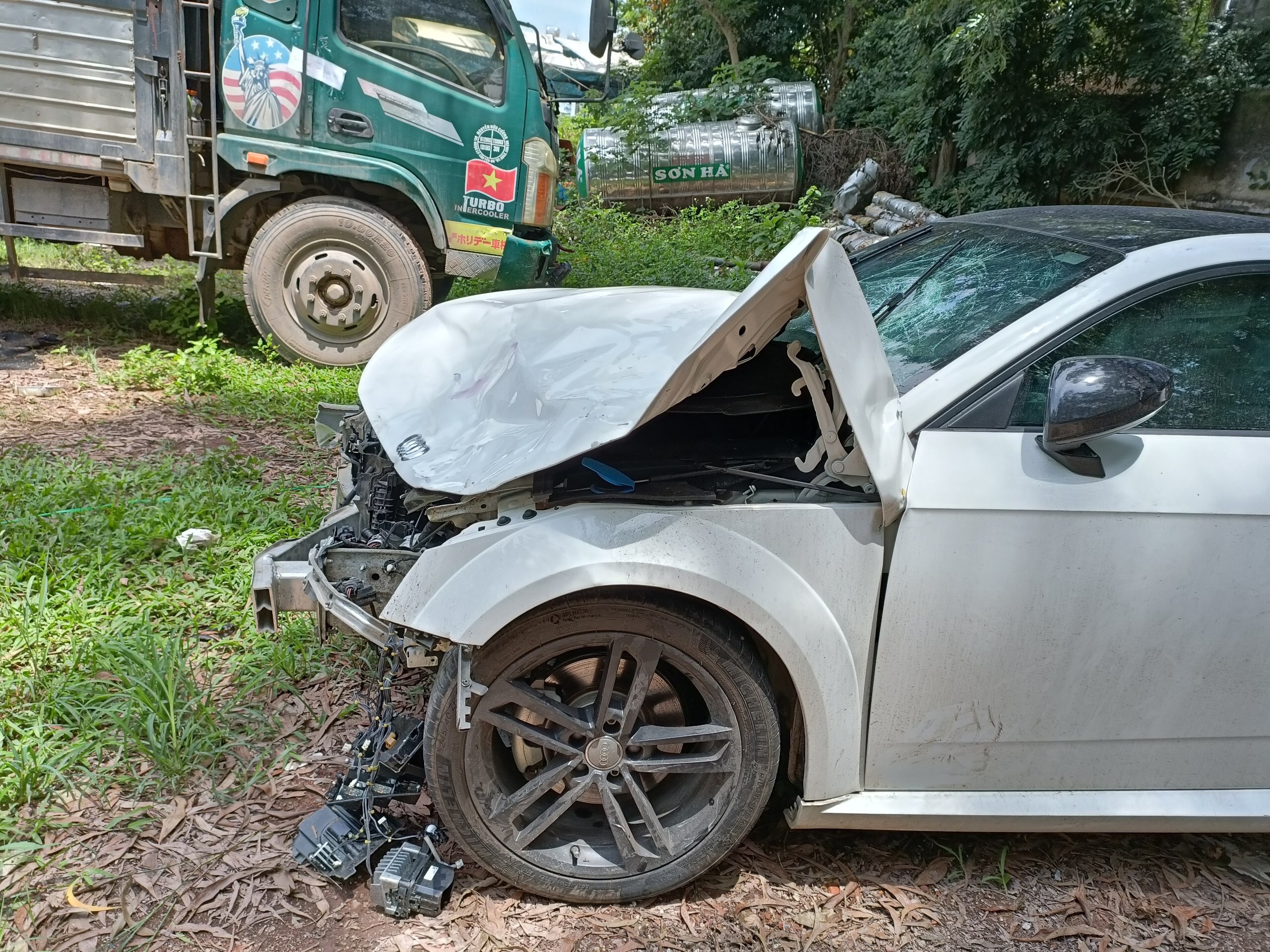 Can canh oto Audi tong chet 3 nguoi cung gia dinh anh 2