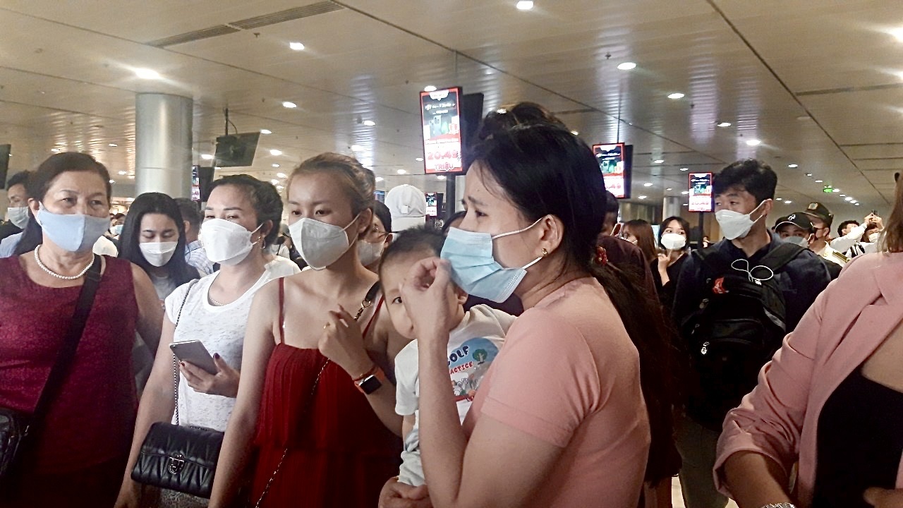 Khach la liet o Tan Son Nhat,  phan nan hang bay thieu trach nhiem anh 3