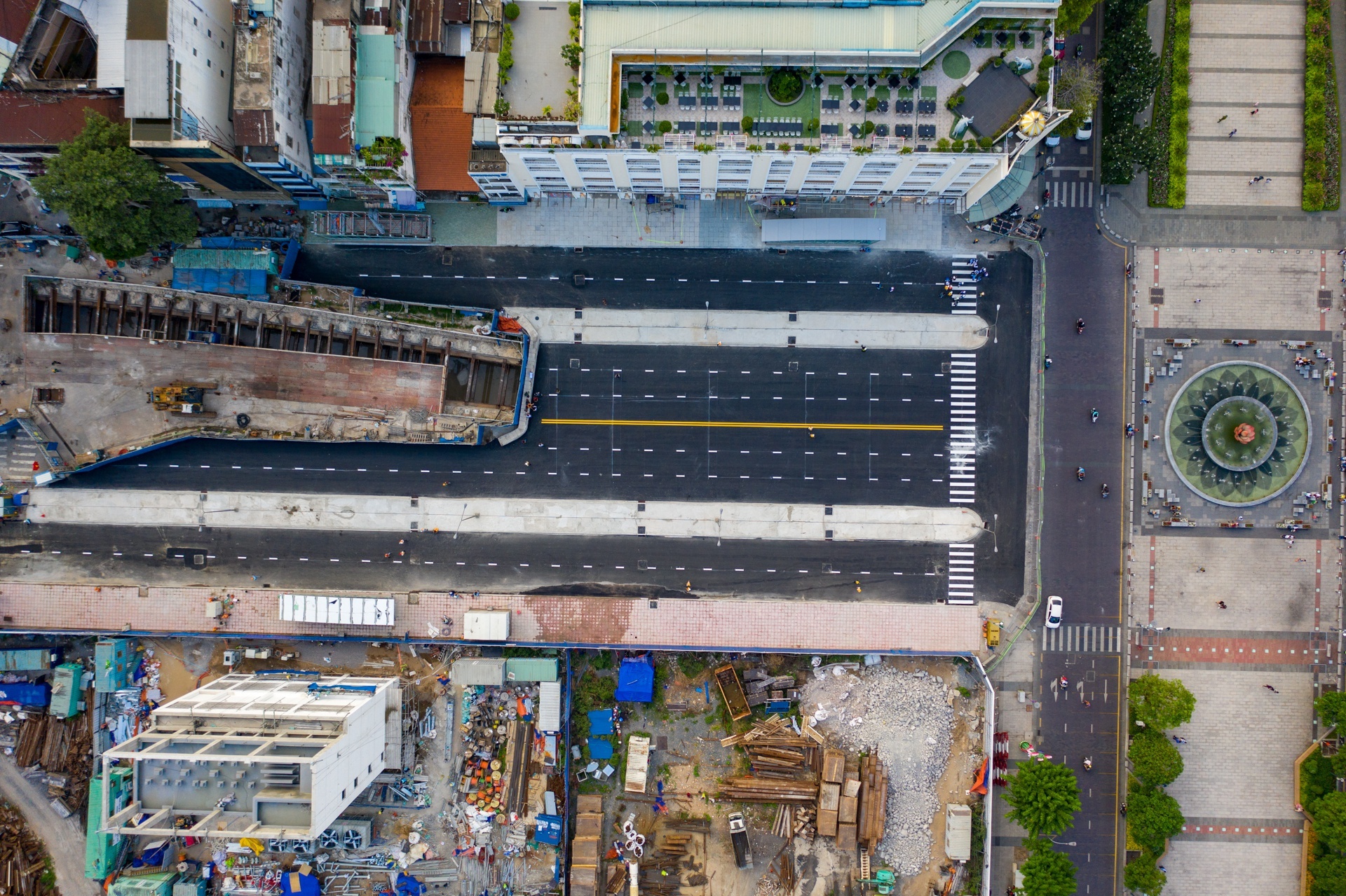 Toan bo rao chan truoc cho Ben Thanh sap duoc thao do hinh anh