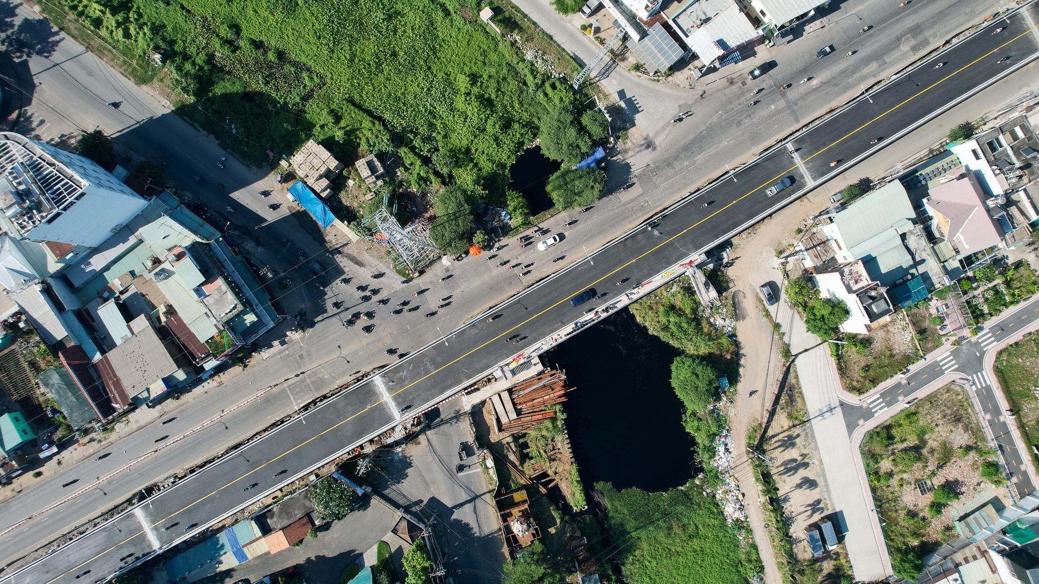 TP.HCM cam xe luu thong qua da cau Bung hinh anh