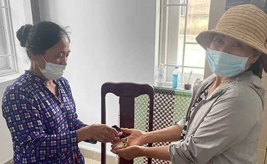 Tui vang 300 trieu nu lao cong nhat duoc o cho anh 1