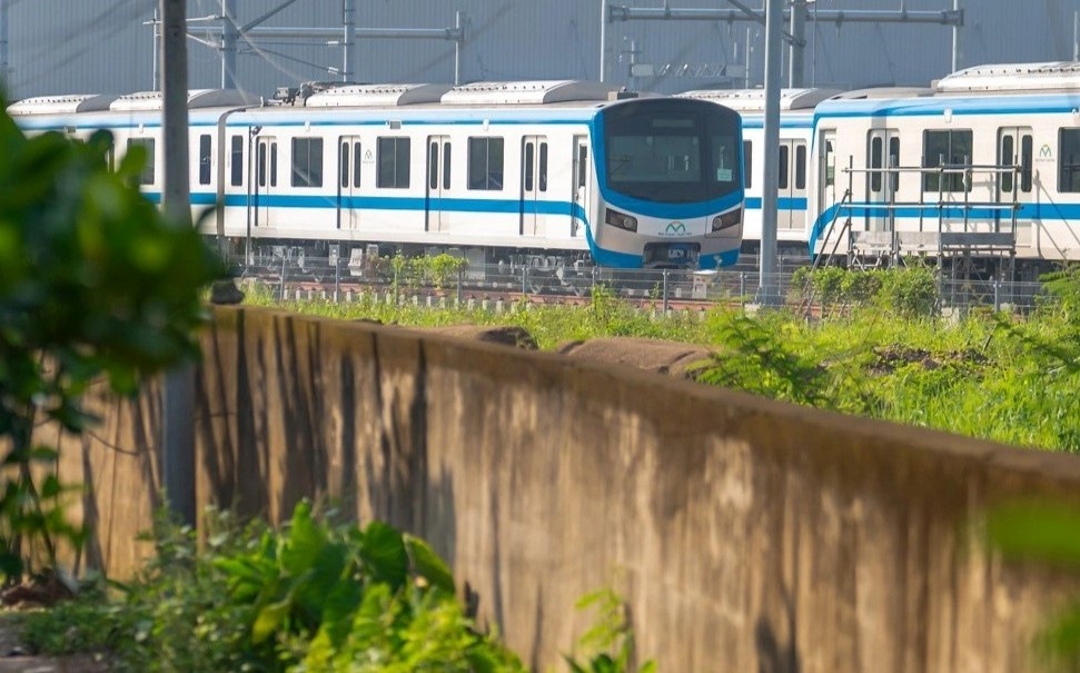 2 lop bao ve van khong ngan duoc ke ve bay len tau metro o TP.HCM hinh anh