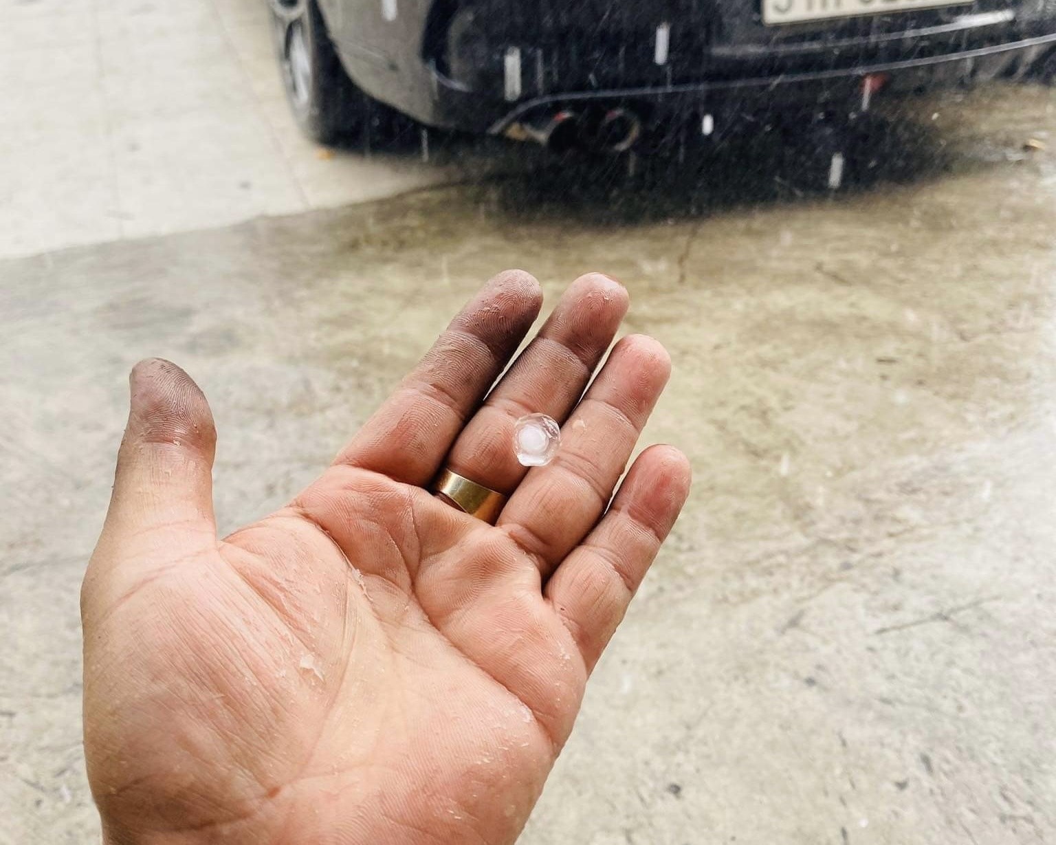 TP.HCM xuat hien mua da giua trua hinh anh