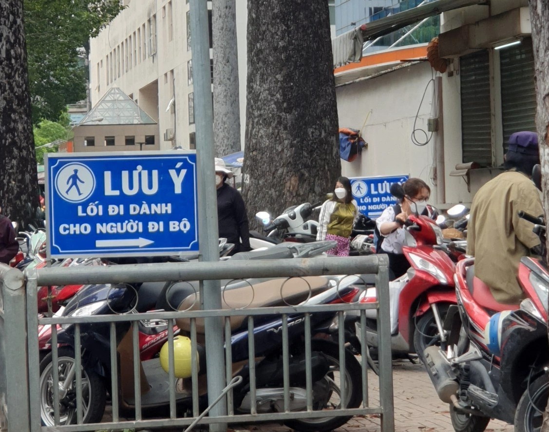 So GTVT TP.HCM de nghi Benh vien Rang Ham Mat hoan tra via he hinh anh