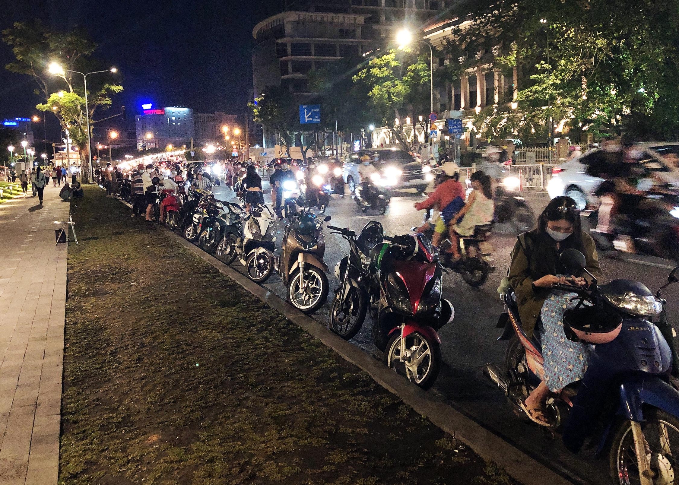 them bai giu xe may giua cong vien Ben Bach Dang anh 1