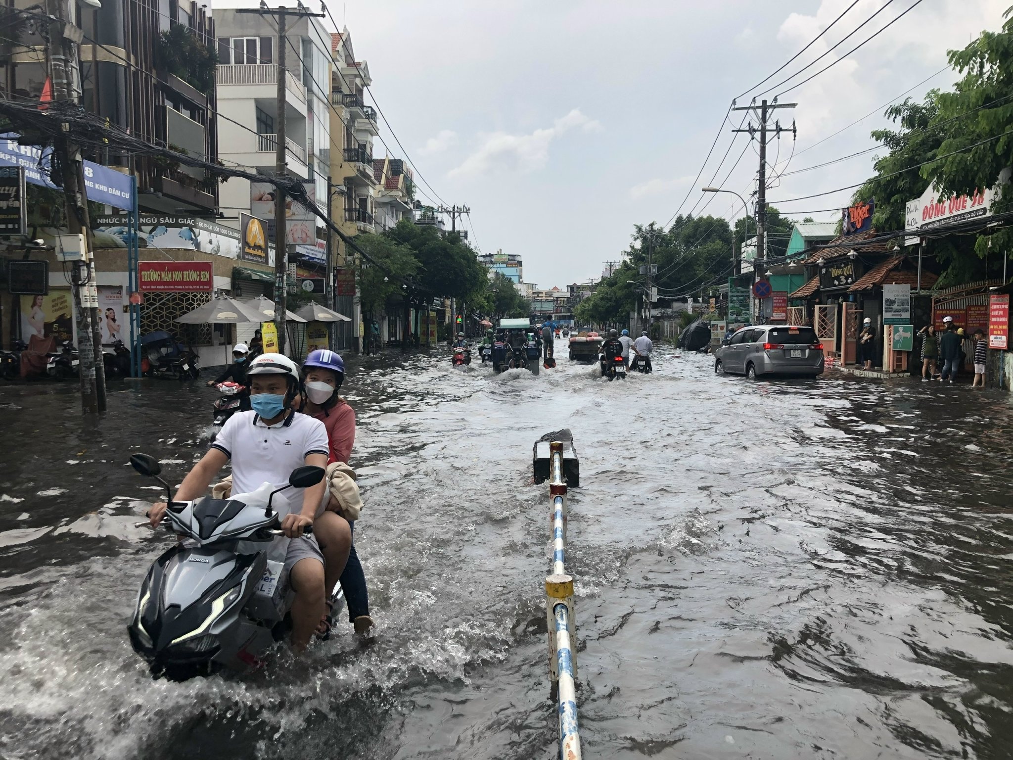 Nhieu tuyen duong bi ngap sau tran mua lon o TP.HCM hinh anh