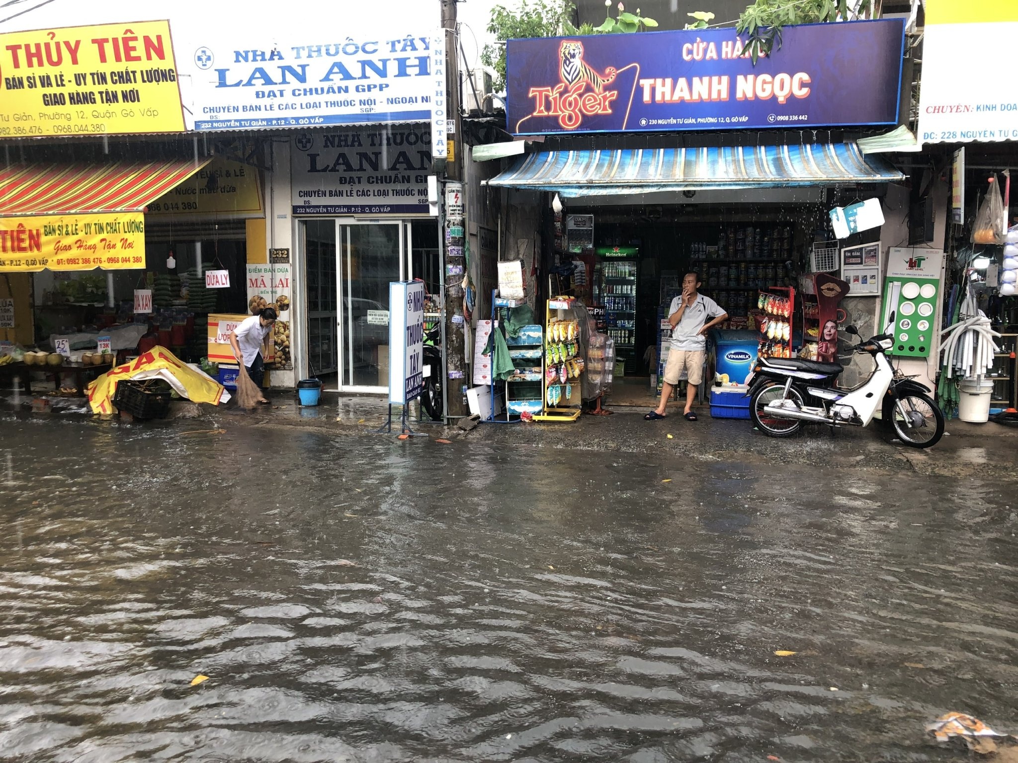 Ngap nhieu tuyen duong sau tran mua lon o TP.HCM anh 3