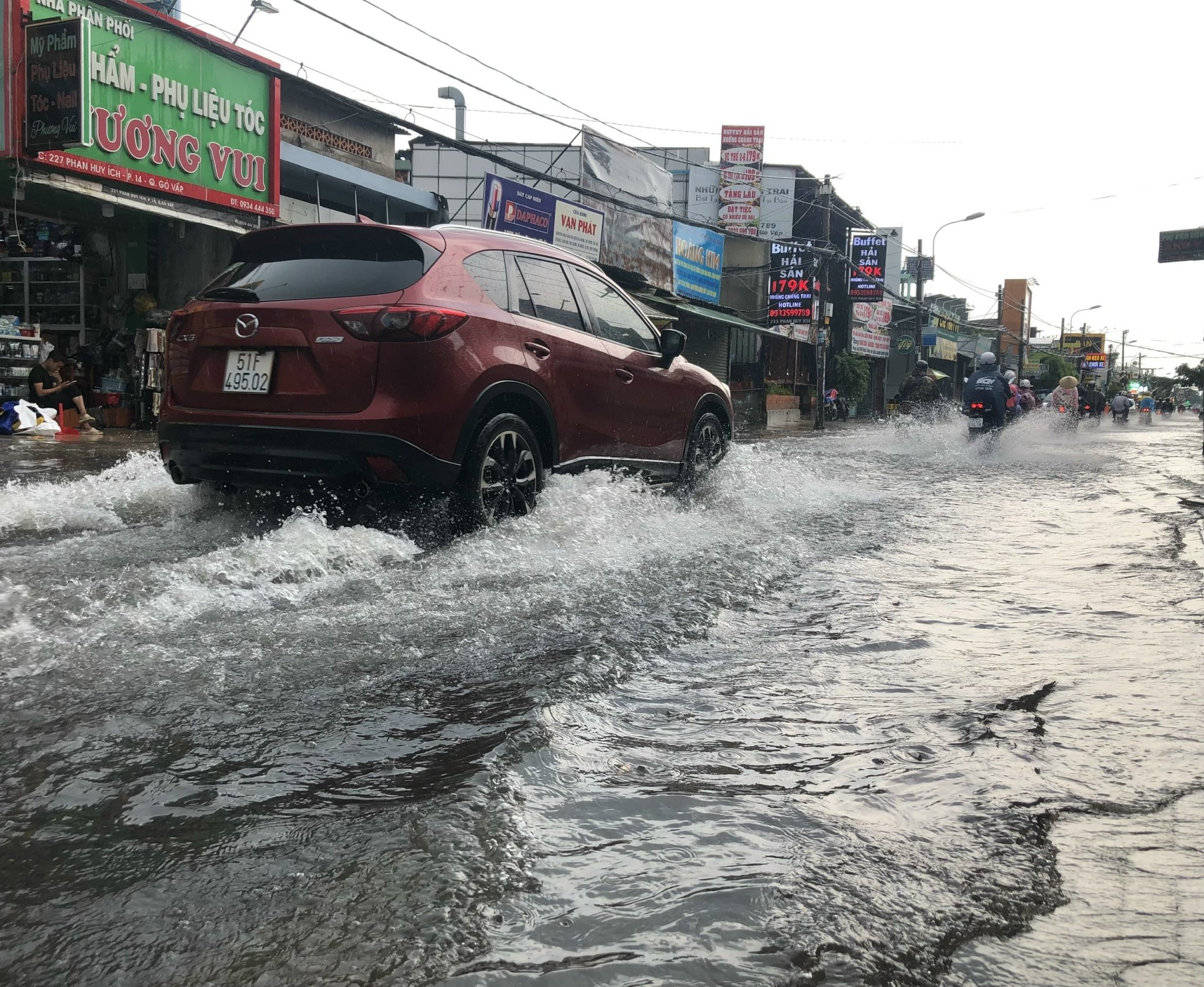 Ngap nhieu tuyen duong sau tran mua lon o TP.HCM anh 2